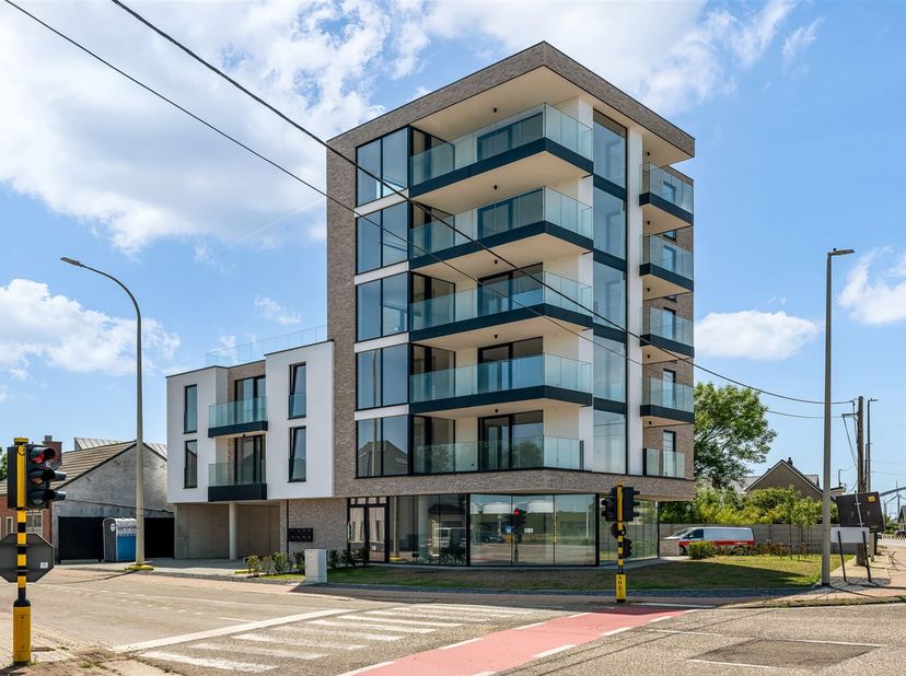 Handelspand van 112m² met 4 autostaanplaatsen op commerciële topligging te Beringen!<br />
Op het gelijkvloers bevindt zich een handelsruimte van ca.