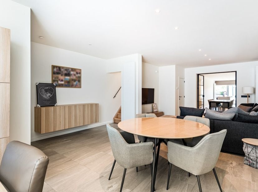 Met haar stijlvolle renovatie, ruime en praktische indeling, drie slaapkamers, gunstige EPC-score en vooral haar TOPligging aan de Guldensporenlaan, n