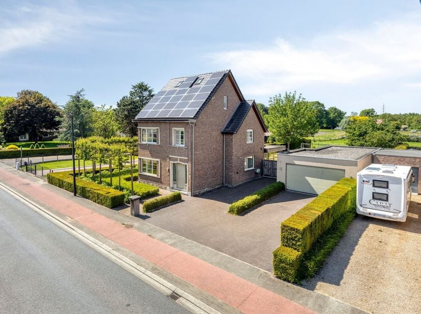 CHARMANTE, GRONDIG GERENOVEERDE OPEN BEBOUWING MET RUIME GARAGE OP 10A 65CA.<br />
 Landelijk gelegen langsheen de Kleine Amer te Puurs-Sint-Amands.