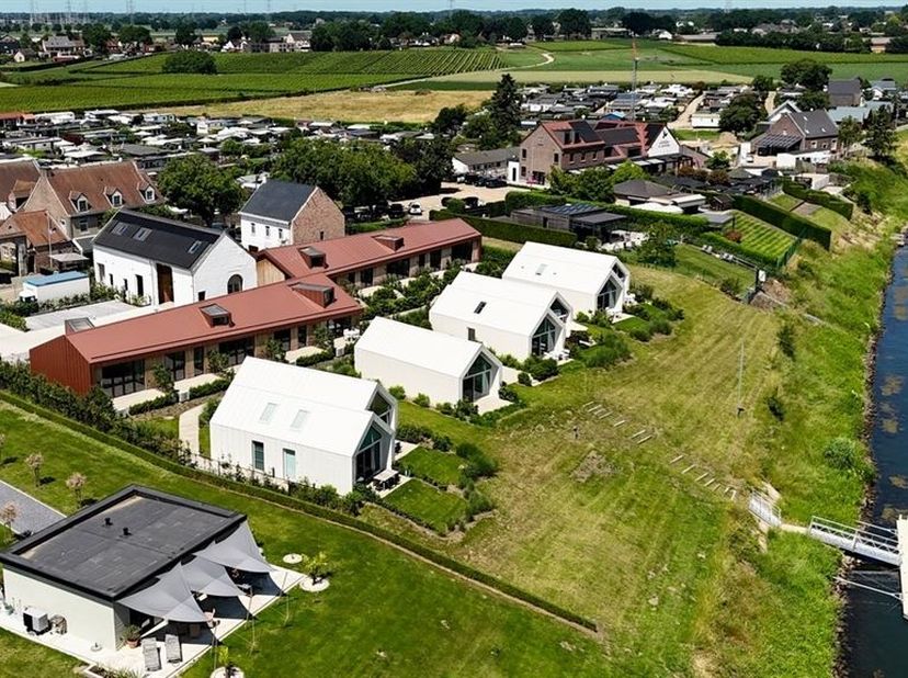 Stijlvolle vakantiewoning met hoogwaardige afwerking, gelegen aan de Maas op Domein Mase, in het pittoreske Aldeneik<br />
<br />
Troeven<br />
- U