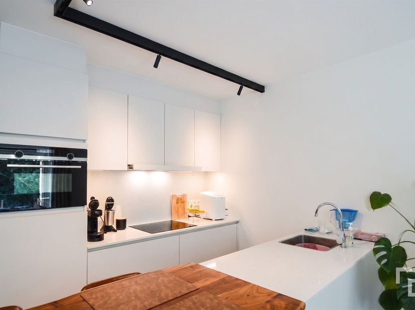 In het centrum van Ieper bevindt zich dit modern appartement met bijhorende staanplaats, gelegen in de Burggraafstraat. Het gebouw werd opgetrokken in