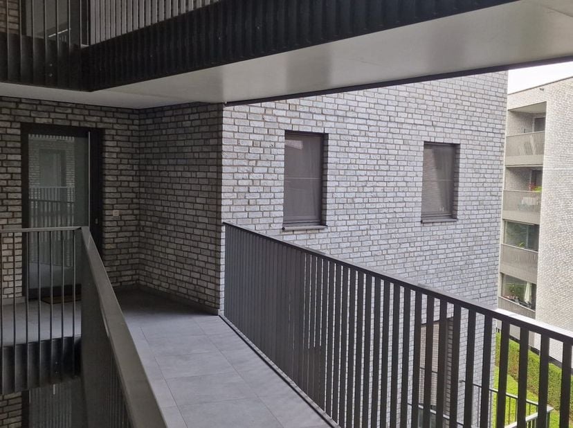 In een rustige en aangename omgeving bevindt zich deze ruime assistentieflat/appartement van 86,87 m², ideaal voor senioren die comfortabel en zelfsta