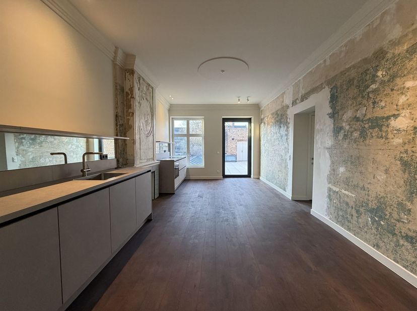 Gezellig, doch ruim appartement op de eerste verdieping met 2 slaapkamers, ruim terras en optioneel een staanplaats, gelegen in het centrum van Maasei