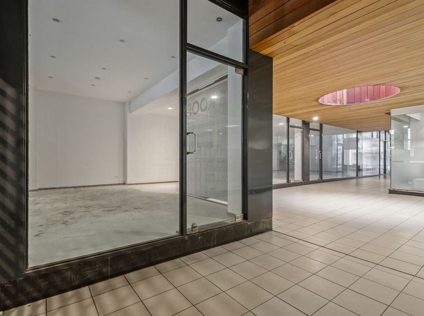 Multifunctionele handels-/kantoorruimte in centrum Turnhout<br />
<br />
Locatie:<br />
De handelsruimte bevindt zich in "Galerij Taxandria" in het
