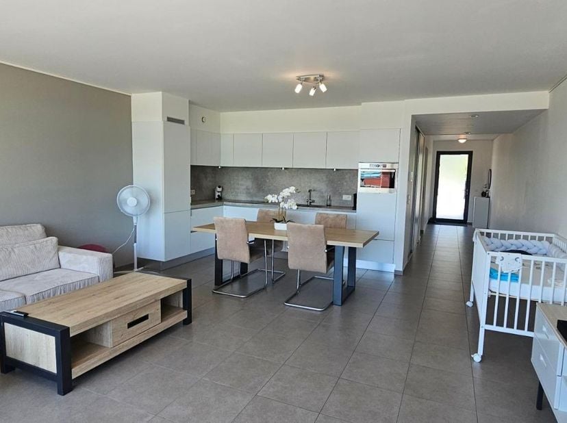 Modern appartement met één slaapkamer gelegen in het commercieel centrum van Eisden.<br />
<br />
Een appartement voor wie wil wonen in een gezellig e