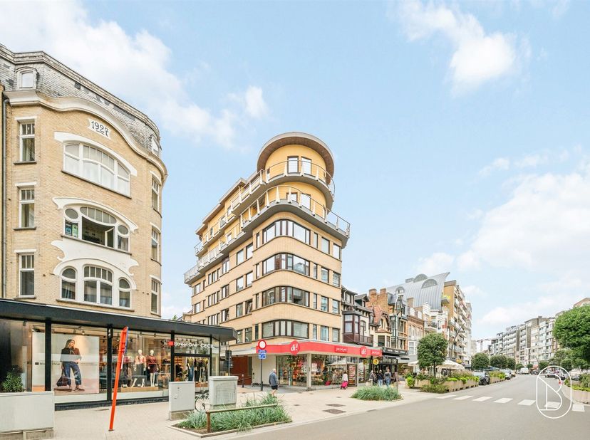 Te koop: lichtrijk appartement met 2 slaapkamers en terras op een topligging in De Panne.<br />
<br />
Welkom in dit charmante appartement gelegen i