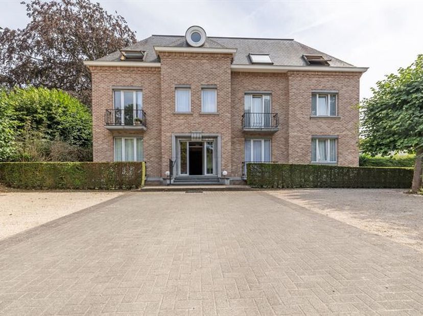 Appartement op de tweede verdieping gelegen op een ideale locatie, namelijk vlakbij Het Gouden Kruispunt voor alle boodschappen en op enkele minuten v
