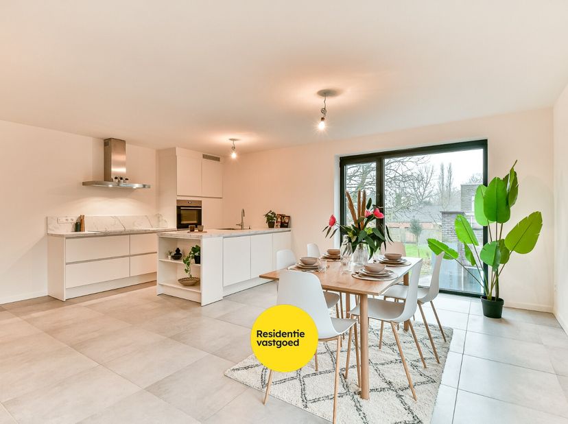Wonen in alle rust én midden in het centrum? In residentie KorBoo in Gistel combineert dit instapklare nieuwbouwappartement ruimte, licht en verfijnde