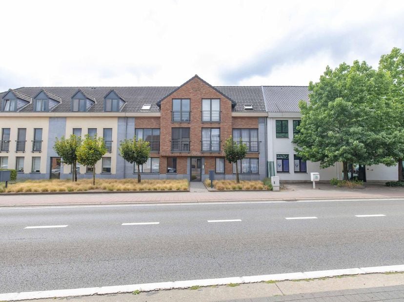 APPARTEMENT met GARAGE -<br />
<br />
Op de 2e verdieping rechts.<br />
Met inkom, toilet, woonkamer met open keuken, slaapkamer, badkamer, terras, tr