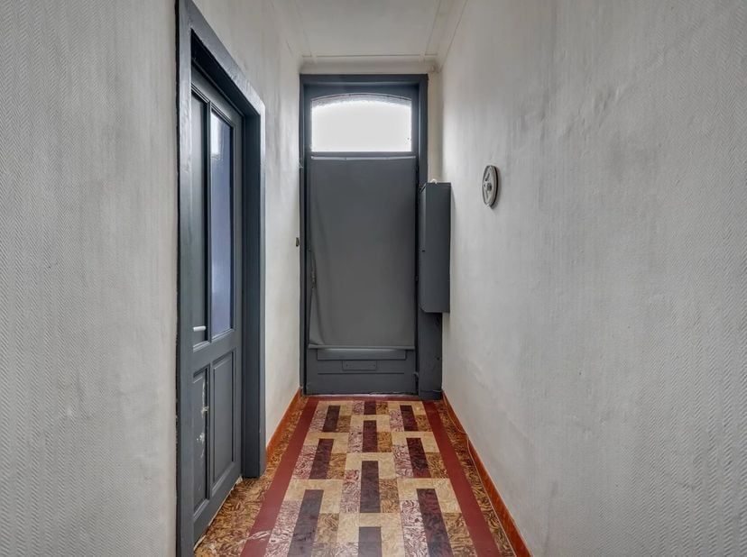 Deze dubbele woonst ligt nabij het centrum van Sint-Truiden en biedt heel wat potentieel als eventuele investering. De Slagmolenstraat 26 is een volwa