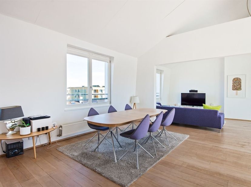 Bel appartement duplex de 3 chambres à coucher avec terrasse ensoleillée et entrée séparée.<br />
Situation : Anvers Luchtbal (2030). Dans une rue cal