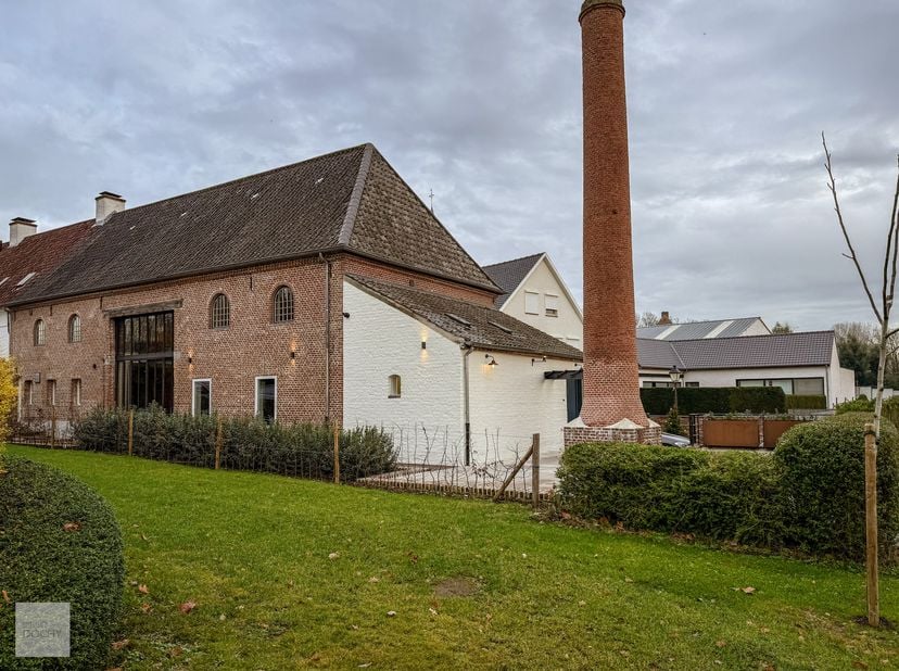 Volledig vernieuwd en bestaande uit een inkomhall, heel ruime en gezellige living met eetplaats, ingerichte nieuwe keuken met berging, 3 slaapkamers m