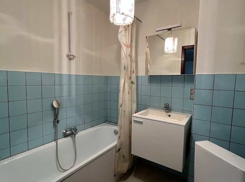 Rustig gelegen appartement met 2 slaapkamers en gemeenschappelijke tuin.<br />
<br />
Het appartement bestaat uit een ruime living, keuken met kasten,