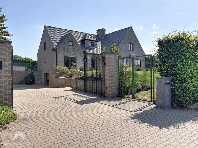 Ontdek deze ruime en energiezuinige villa waar comfort, ruimte en functionaliteit perfect samenkomen.<br />
Via de royale inkomhal met gastentoilet be