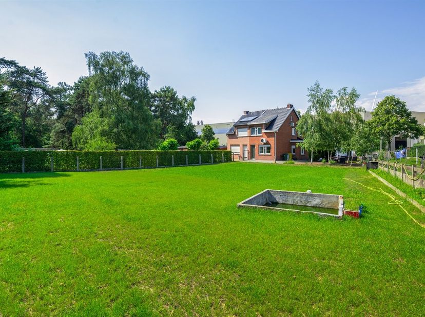 Charmante halfopen bebouwing met 2 à 3 slaapkamers in Meerhout<br />
<br />
<br />
Locatie:<br />
<br />
Deze halfopen bebouwing is gunstig gelegen