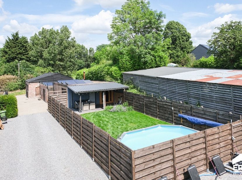 Instapklare gelijkvloerse woning met mooie tuin en tal van mogelijkheden dankzij de ruime garage-werkplaats, rustig en toch centraal gelegen in Sint-T