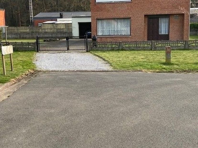 Particuliere verkoop, waardoor u als koper geen nutteloos makelaarsloon betaalt (vertegenwoordigt gemiddeld 3.6% van de vraagprijs ofte ca. 10 kEUR) e