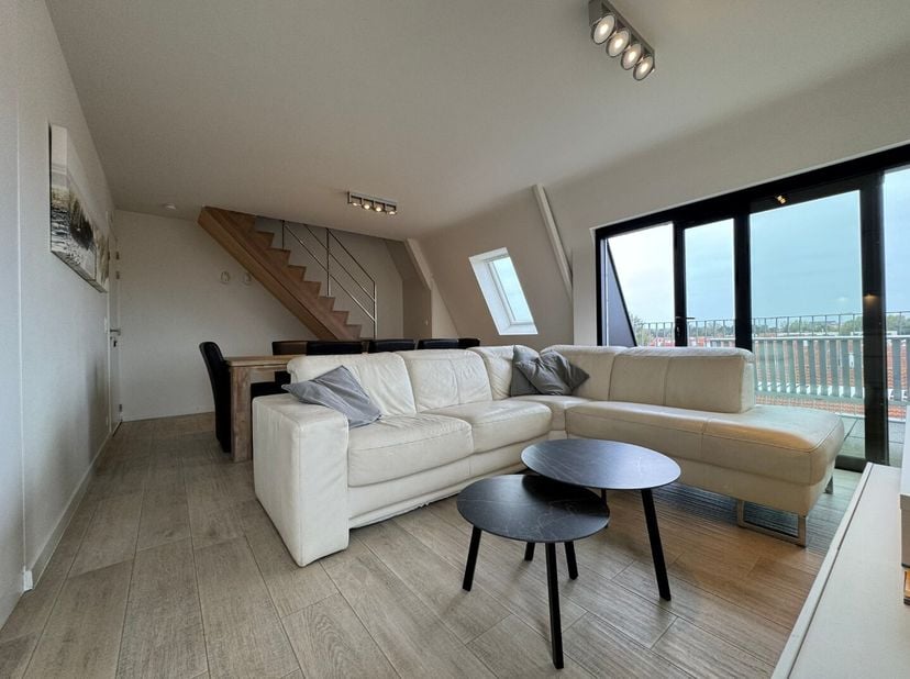 Découvrez cet appartement prêt à emménager, entièrement meublé au troisième étage de la résidence récente Sea Breeze. Grâce à son emplacement idéal, s