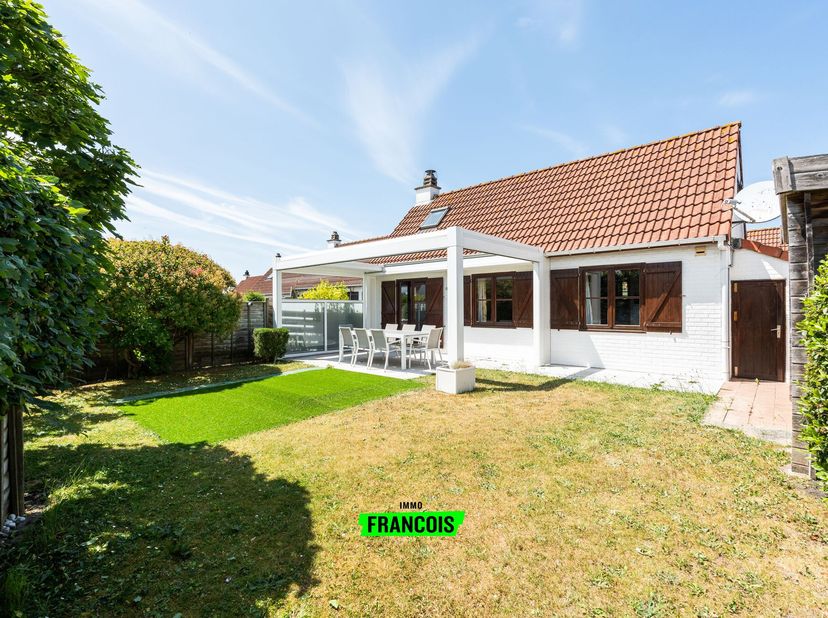 Charmante vakantiewoning met staanplaats op toplocatie in Bredene<br />
Droomt u van een eigen plekje aan de Belgische kust? Dan is deze charmante vak