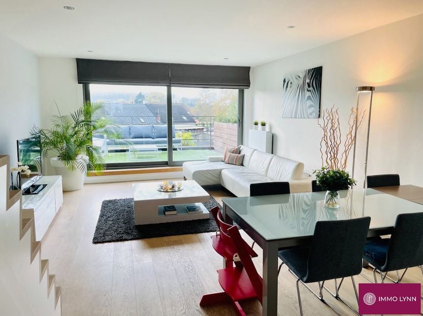 Moderne duplex met 2 kamers, terras &amp;amp; parking in centrum Perk! Indeling 1ste verdieping: inkomhal, ruime woonkamer met open uitgeruste keuken, ber