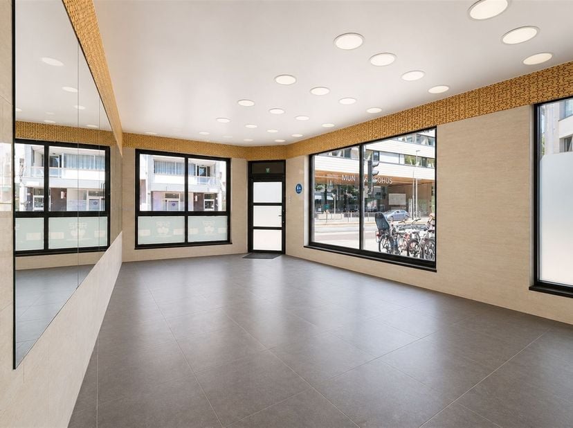 Op een uiterst zichtbare hoeklocatie, vlakbij het Moorkensplein en 't Laar, bevindt zich dit commercieel handelspand met grote etalages langs twee str
