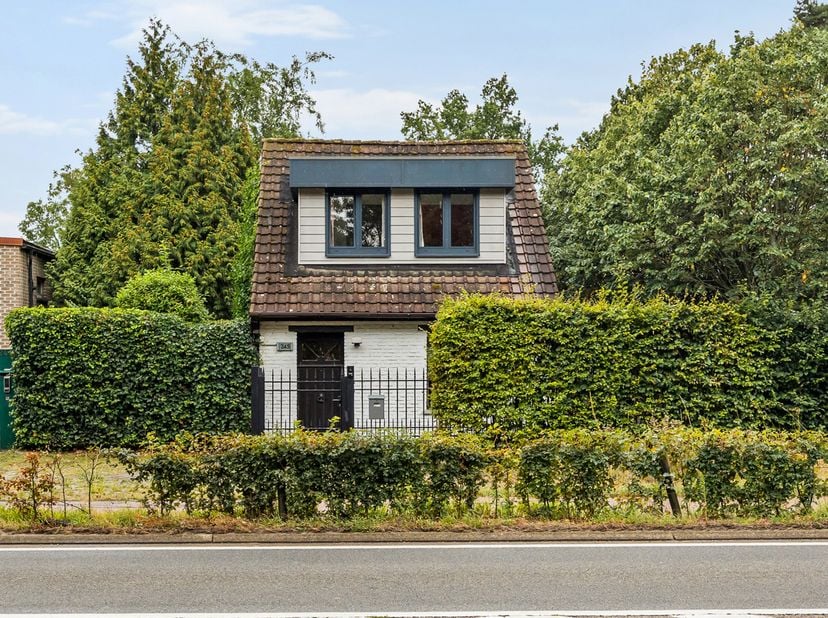 LOCATIE<br />
De woning is gelegen in de rustige en groene woonwijk Elshout in Schoten, een aangename residentiële woonwijk waar u alles binnen handbe