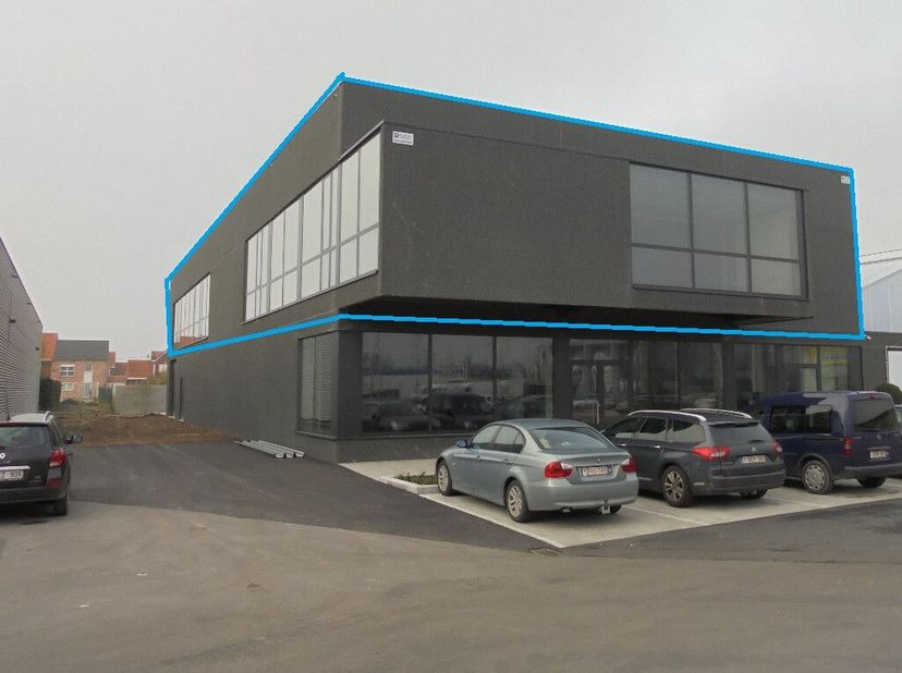 Op de eerste verdieping van dit gebouw langs de Brugsesteenweg in Roeselare staat dit nieuwbouw handelspand te huur van ca. 738 m². <br />
Het handels