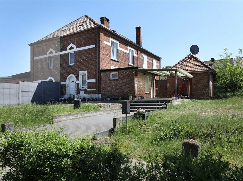 Karakteristieke mijnwerkerswoning met leuke tuin te Beringen<br />
Ben jij op zoek naar een woning die je volledig naar eigen smaak kan inrichten maar