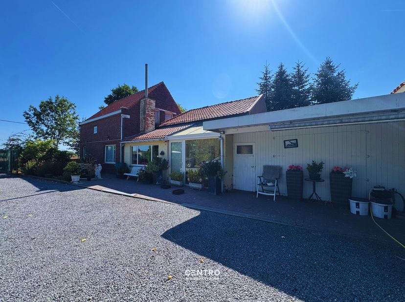 Karaktervolle hoeve op een idyllische locatie op circa 1 hectare grond!<br />
<br />
Rust, ruimte en groen, gecombineerd met een verrassend vlotte ber