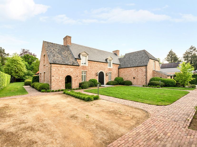 Deze prachtige Vlassak Verhulst villa in Oud-Turnhout is een droomwoning voor wie op zoek is naar ruimte, comfort en luxe. Deze villa is gelegen op ee
