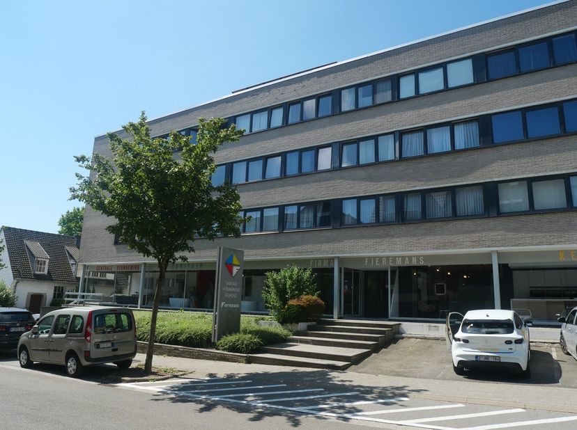 Ruim en lichtrijk appartement met terras, autostaanplaats en kelder in het centrum van Asse<br />
Bent u op zoek naar een ruim en comfortabel appartem