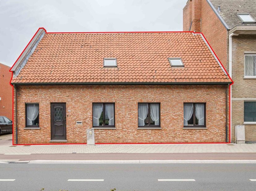 IN OPTIE -<br />
<br />
Bent u op zoek naar een instapklare woning met extra ruimte en tal van mogelijkheden? Dan is deze eigendom iets voor u!<br />