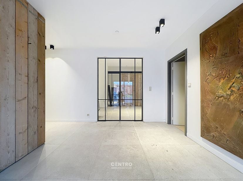 Benaderende bruto-AFMETINGEN:&amp;nbsp;<br />
Polyvalente ruimte: 1.000m²&amp;nbsp;<br />
Gemeenschappelijke parkeerplaatsen.<br />
<br />
AFWERKING:<br />
Po