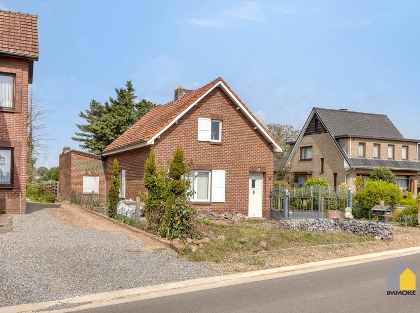 OMSCHRIJVING:<br />
- GELIJKVLOERS: Inkomhal met trap naar de verdieping, woonkamer (5,39 x 3,15 m), eetkamergedeelte (3,36 x 3,33 m), keuken (4,04 x