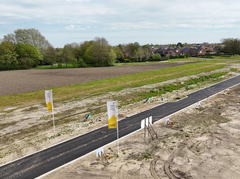 Langs de Hovaerestraat (rechts naast huisnummer 70) in Koekelare realiseren ze deze nieuwe verkaveling waar lot 20 te koop is. Je woont er op een boog