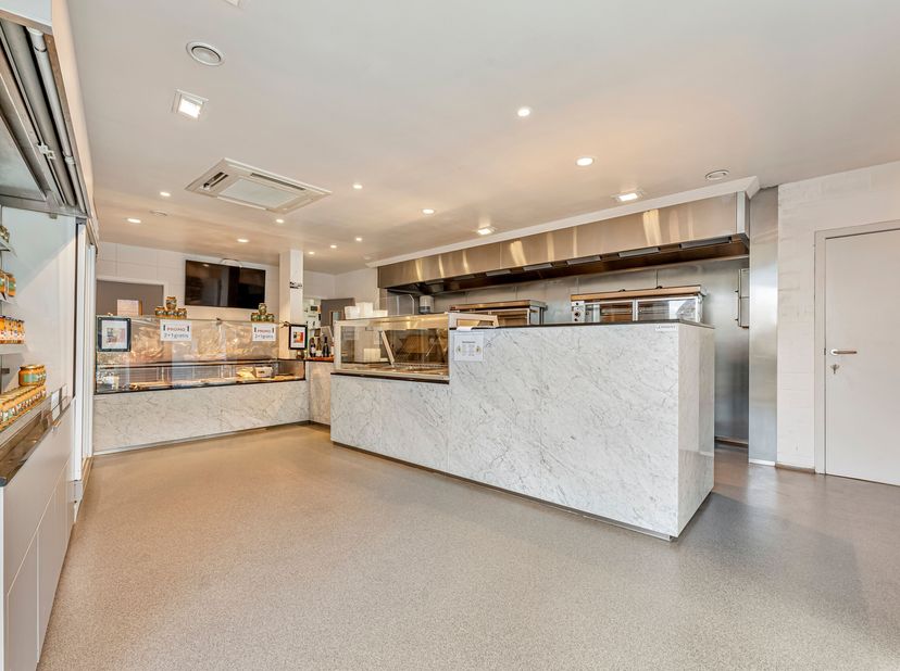 Handelszaak op vlot bereikbare locatie te koop in Wevelgem<br />
Bij het betreden van het pand kom je in de handelsruimte, voorzien van een grote vitr