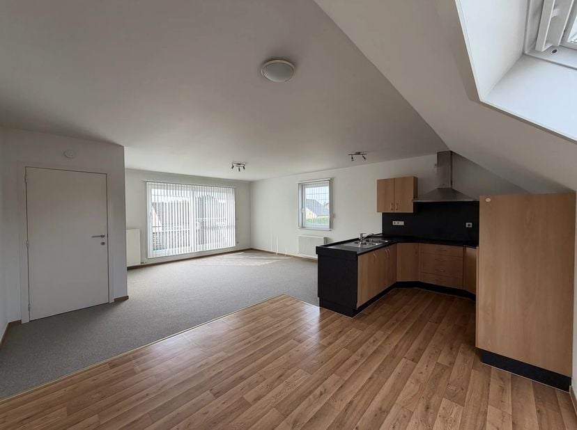 Comfortabel 2-slaapkamerappartement met terras en extra bergruimte. Dit lichtrijke appartement biedt een aangename leefruimte, een praktische keuken e