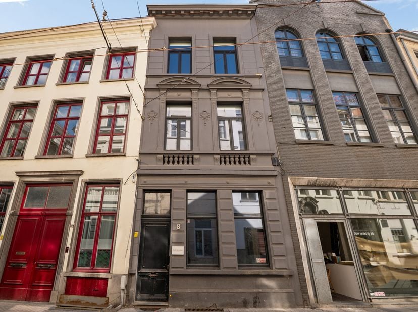 Cette maison de ville unique avec rez-de-chaussée commercial est située en plein cœur du centre historique d’Anvers. Un emplacement très prisé grâce à