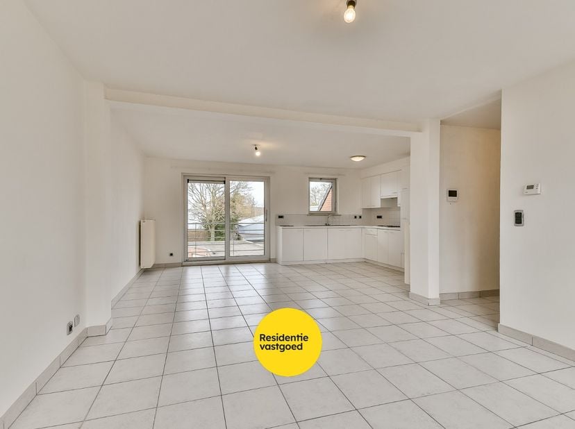 Zonnig appartement in het centrum van Oudenburg. Dit  appartement omvat een lichtrijke woonkamer, open keuken (volledig ingericht met toestellen), ber