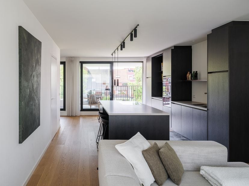 Royaal en hoogwaardig afgewerkt appartement met drie slaapkamers en ruim zonneterras.<br />
<br />
Dit lichtrijke doorzonappartement van maar liefst 1