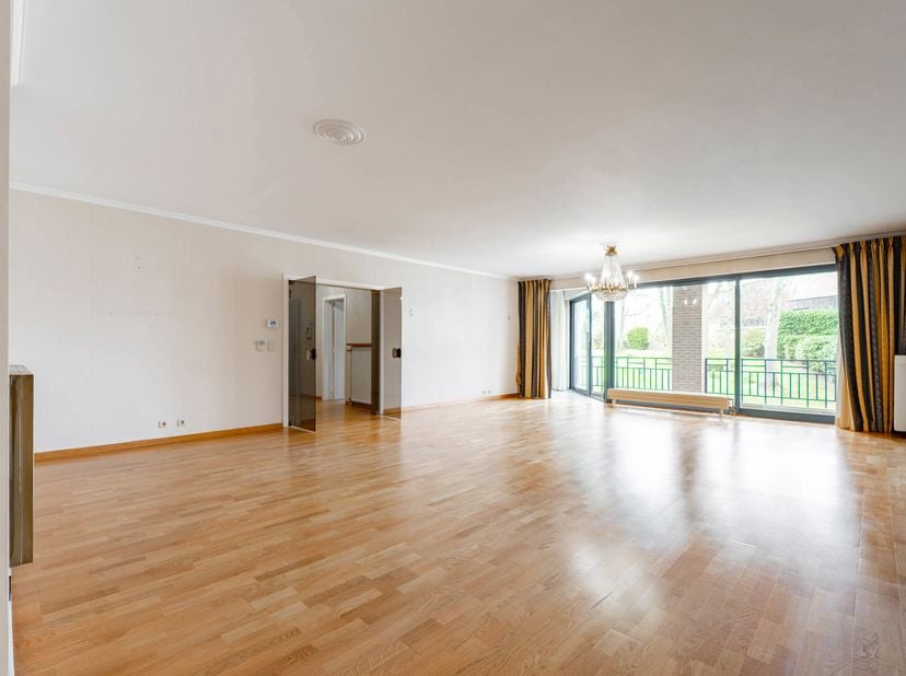 BRUXELLES, dans une rue calme à deux pas de la prestigieuse Avenue Louise, au sein d’un immeuble des années 90, élégant APPARTEMENT traversant de 167