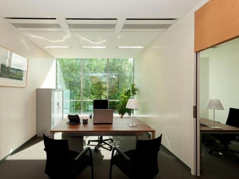 Bureaux de standing de 333 m² à louer, idéalement situés à proximité du ring R0 à Anderlecht.<br />
<br />
Les bureaux meublés disposent de tout le co