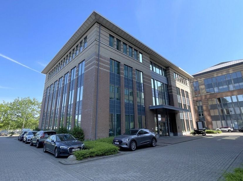 640m² landscape kantoorruimte op tweede verdieping<br />
Ligging: vlakbij afrit E19<br />
Specificaties: zonwerend en hittebestendig dubbel glas, land