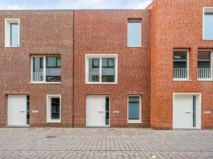 Moderne, split-level woning te koop op top locatie in Kortrijk!<br />
We betreden de woning via de ruime inkomhal met ingebouwde kasten en plaats om f