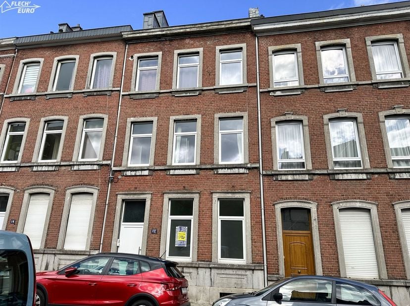 Appartement situé au rez-de-chaussée d'une maison, proche de toutes commodités. Il se compose d'un salon, une salle à manger, une cuisine équipée, une