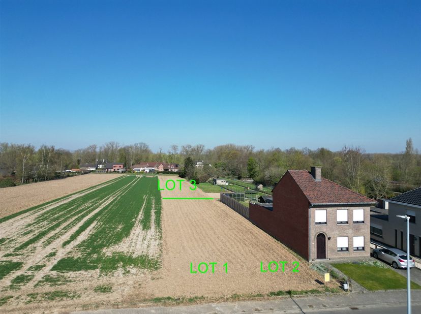 In een strategisch gelegen zijweg van de grote baan hebben wij deze bouwgrond (lot 2) te koop. <br />
Erpe is zeer goed gelegen in de omtrek rond de