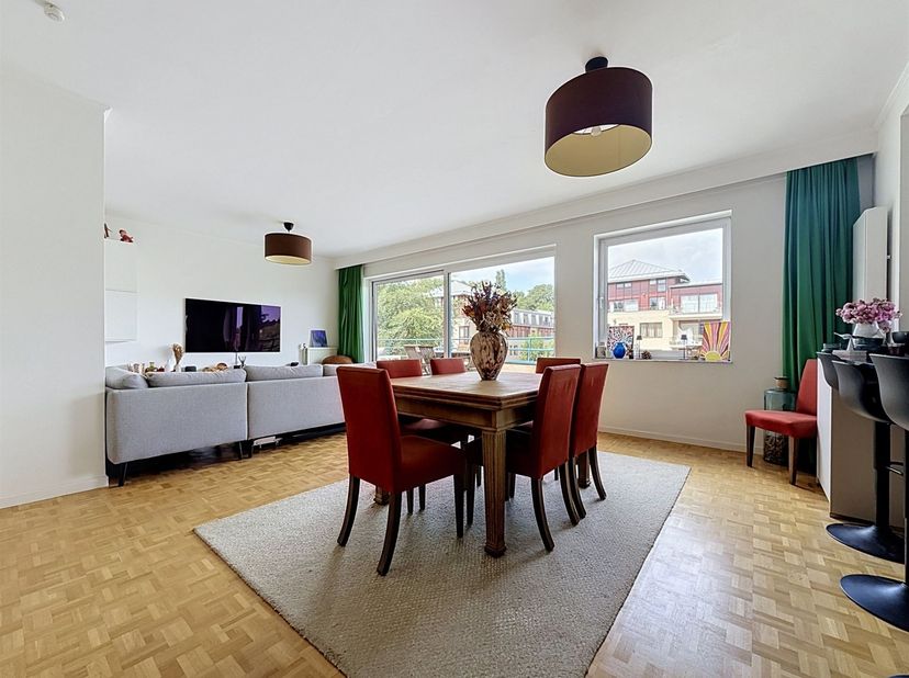 Quartier Marcel Thiry à proximité des institutions européennes et de l'UCL très bel appartement ± 104 m² (selon le PEB). Situé au 3ᵉ étage sur 4  d’un