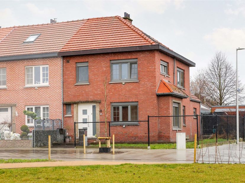 Ruime gezinswoning met 3 slaapkamers (mogelijkheid tot 4) op topligging nabij het centrum <br />
<br />
Omgeving:<br />
+ Op wandelafstand van het