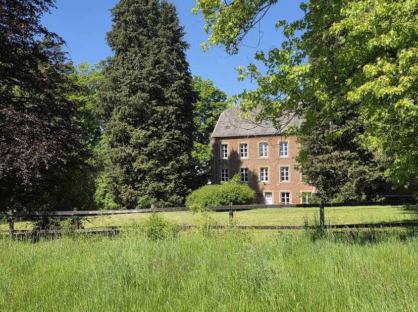 In de regio Habay, op een terrein van 3,5 hectare, ligt een prachtig herenhuis met bijgebouwen (conciërgewoning, stallen en schuur), omgeven door een