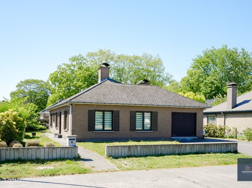 INSCHRIJVEN VIA de site www.makelaarshuys.be -- Deze rustig en aangenaam gelegen bungalow werd gebouwd in 1981 en bevindt zich op een mooi perceel van